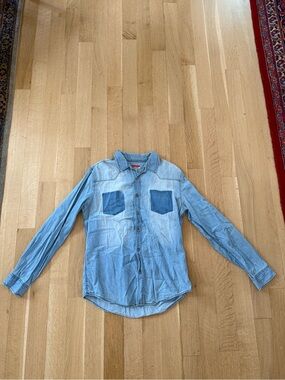 Men's Light Blue Denim Button-Down Shirt with Contrast Pockets
